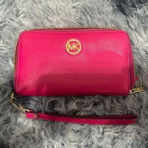 Michael Kors Clutch Hot Pink Gently Used in good condition